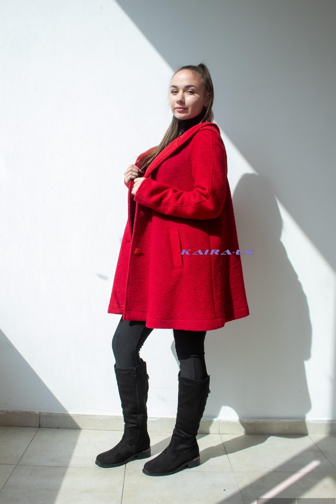 Червено вълнено палто