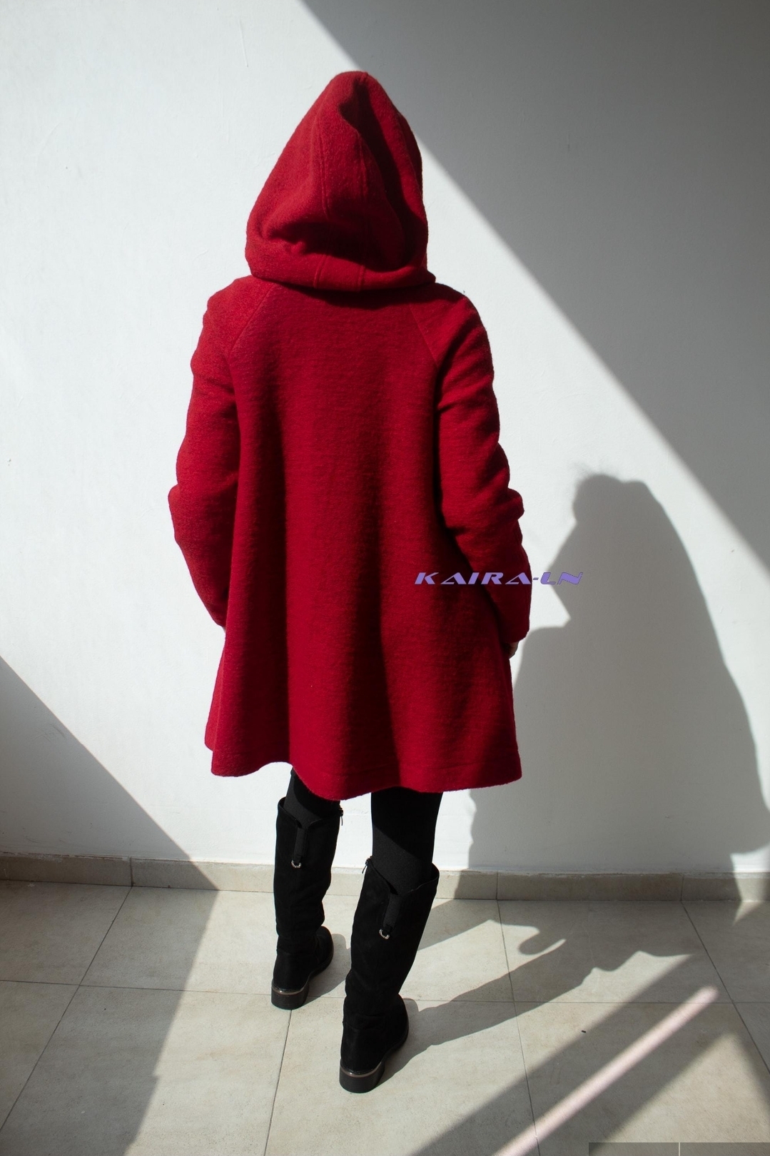 Червено вълнено палто