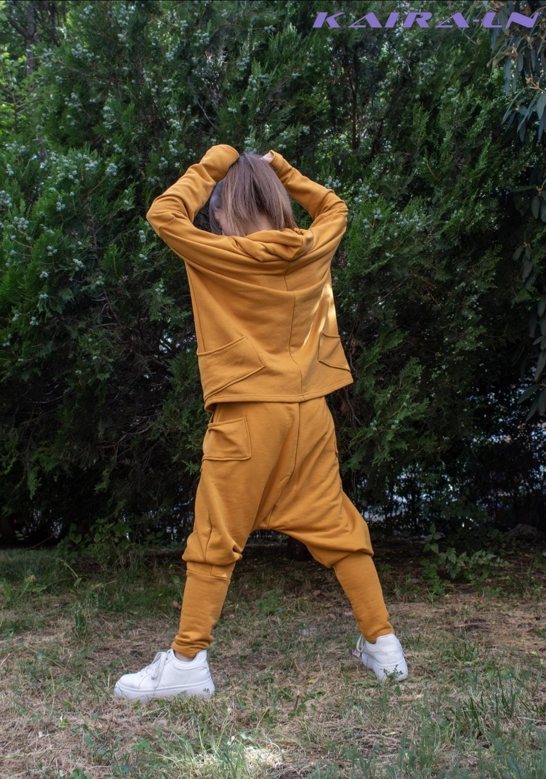 Ръчно изработен комплект от памучен суитшърт с качулка и панталон – артистичен овърсайз дизайн, изработен по поръчка, удобен за street style